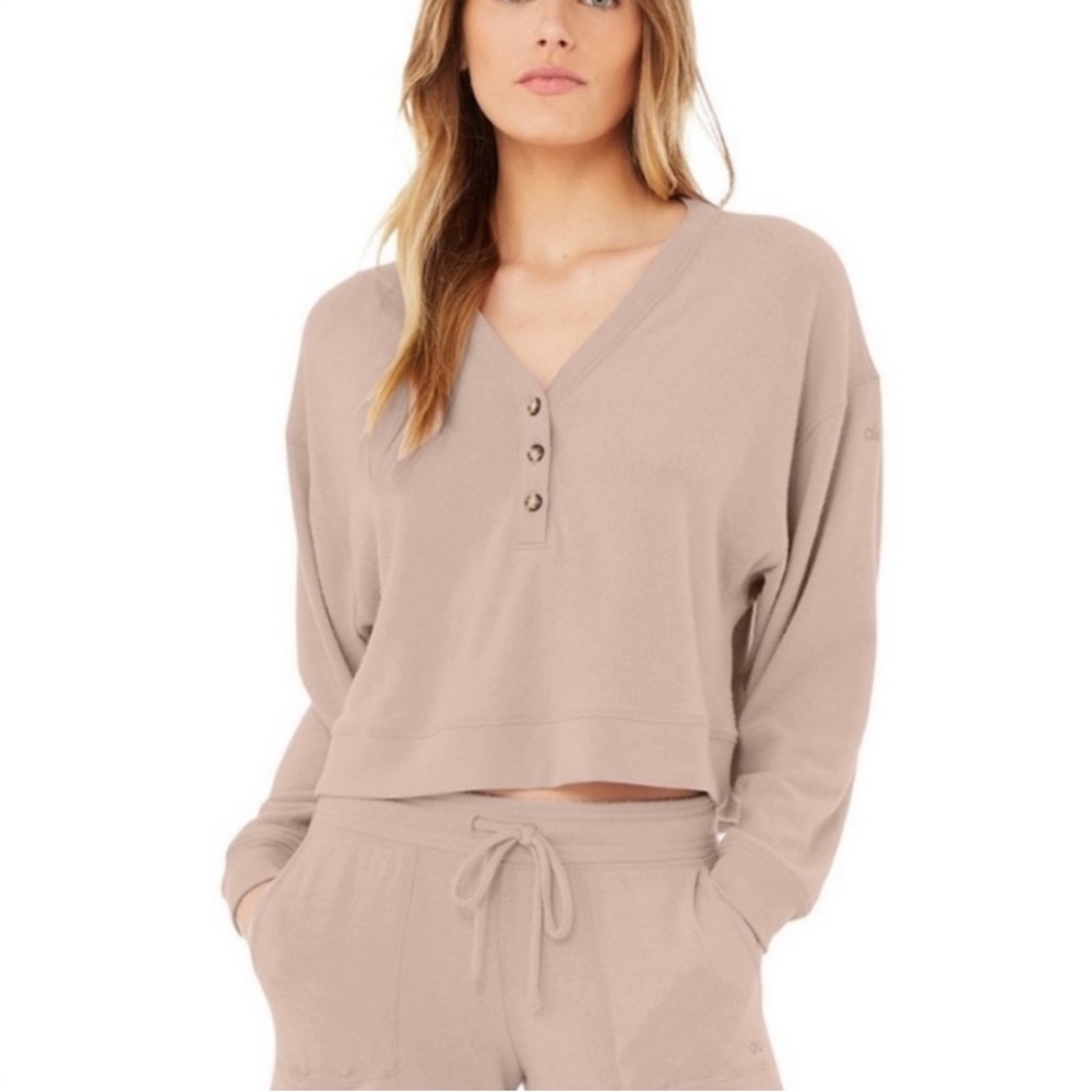 Alo Yoga Alolux Soho Cropped Henley Sweatshirt